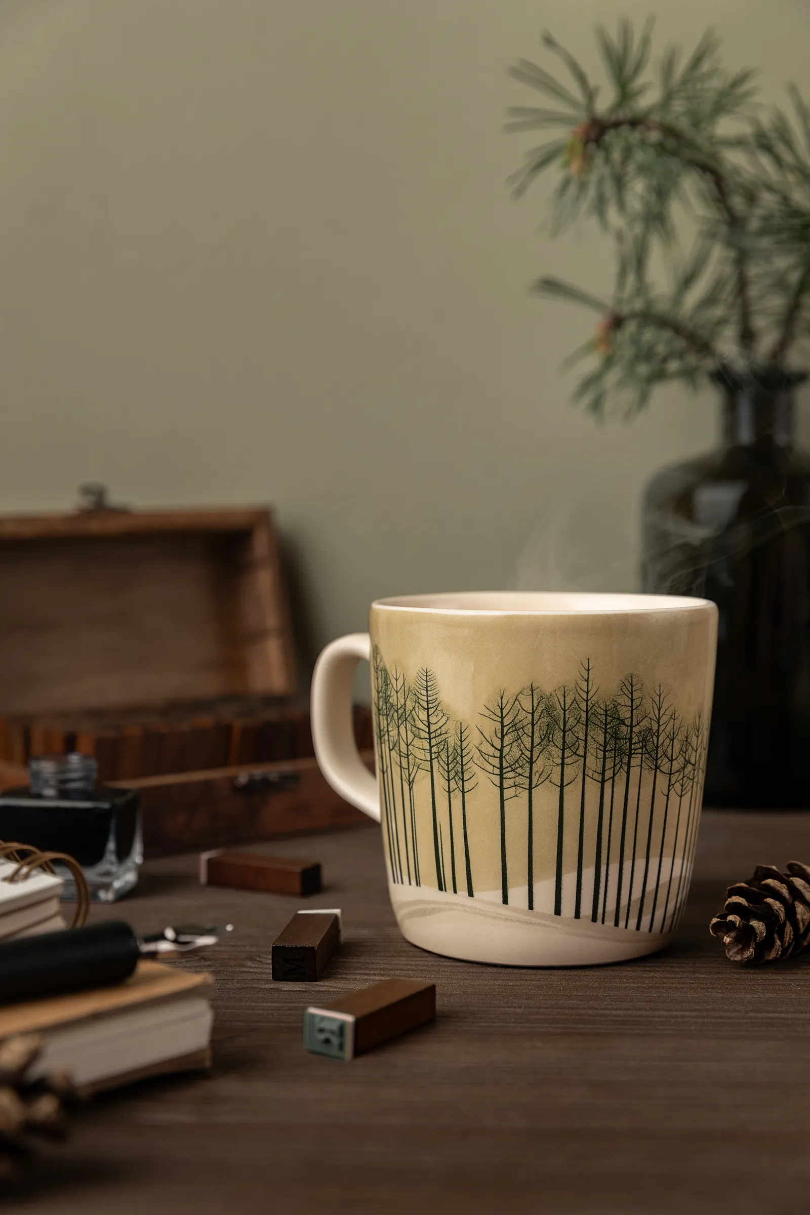 En vy över tysta tallar